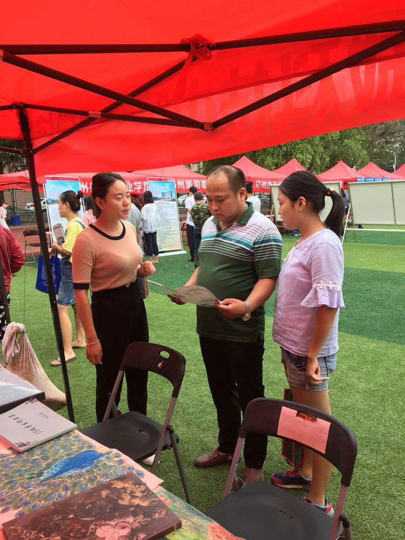 开云kaiyun官方网站姜歌歌老师在给咨询学生和家长沟通